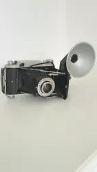 lot appareils photo anciens de marque KODAK modéle B11 et BROWNIE STARLET avec un flash adaptable sur pour les deux...