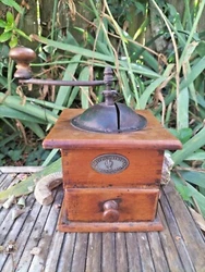 Ancien moulin à café bois rustique, MUTZIG FRAMONT,1ère partie du 20e siècle. Réf perso : maiz-A4. Une partie des...