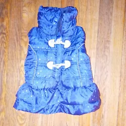 Little Lass Girls Sleeveless Ruffled Puffer Vest Navy Blue w/ Silver Toggles 4. Condition is 