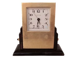 pendule de table à quartz en bronze par Cartier à Paris alarme de dimension hauteur 10 cm. Numéro de série...