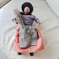 Geand Santon Noël vieille paysanne 32cm +ou- les bras sont en terre cuite jusqu aux coudes et les jambes jusquau...