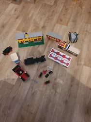 1 Locomotive. Très belle ensemble de LEGO à SYSTEM. Et quelques pièces.