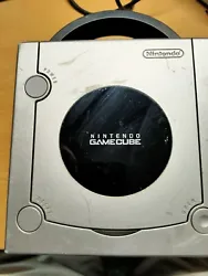 Nintendo GameCube Grise.  Console testée et fonctionnelle La coque est abîmée voir photo