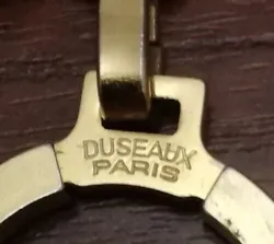 Porte-clef plaque en métal doré gravé de linscription «Volez, Voguez, Voyagez avec vos Valises Louis Vuitton»  1...