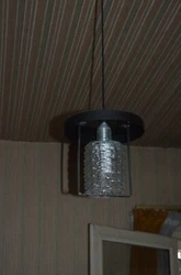 LAMPE LUSTRE ART DECO ANNÉE 70. GLOBE EN VERRE. DIAMÈTRE 22 CM. HAUTEUR REGLABLE CM.