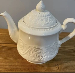 Vintage Wedgewood patrician ivory teapot & Lid. In excellent condition!! RARE FIND
