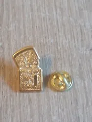 RARE PINS PINS .. TABAC TOBACCOS BRIQUET LIGHTER STYLE ZIPPO OR GOLD 3D ~FH.