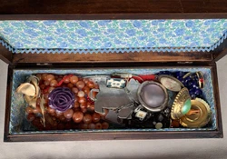 Beau lot de bijoux fantaisie dans une boîte en bois.