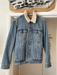 Levis Sherpa Trucker Jacket Men US Size M. Secret pocket has started to split at internal seam, all other pockets in...