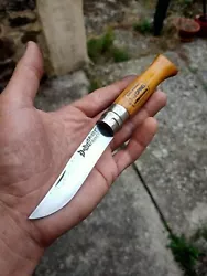 Ancien Couteau Opinel Numéro 9 1986-1990 TBE.  Aucun jeu. Manche avec vernis dépoque, tampon en parfait état. Lame...