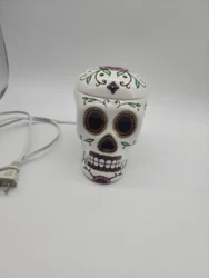 You are bidding on a Scentsy Calavera Skull Wax Warmer Day of The Dead Día de Muertos full size. This does not hve...