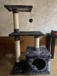 arbre à chat en excellent état et de très bonne qualité. Fait plutôt pour des petits chats notamment l’abri....