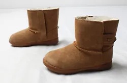 Loc: R-69 LV5. New with box/defects; Rub marks on the upper suede material, particularly on the right shoe. Overall,...