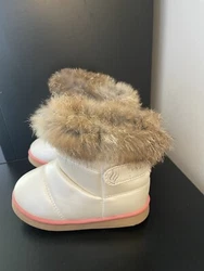 Snow Boots Toddler Girls White Fur Lined Snow Boots Size 7. Condition is Pre-owned. Shipped with USPS Ground Advantage.