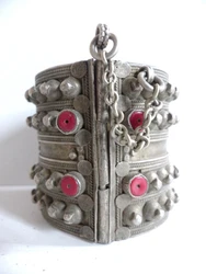 BEAU BRACELET ANCIEN en ARGENT et CABOCHONS BERBERE, KABYLE . ?. Beau bijoux Ethnique. Argent massif bas titre. A...