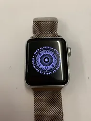 Apple Watch Series 3 38mm Aluminium Case WR50M. Bloqué icloud activé. Bon état générale légères traces dusures.