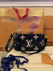 Authentic Louis Vuitton Leather Empreinte Multi Pochette Crossbody Bag Bicolor. Empreinte Monogram Giant Multi Pochette...