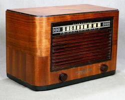 It’s equipped with a lighted slide rule dial that looks cool in a dimly lit room; several photos capture the effect....