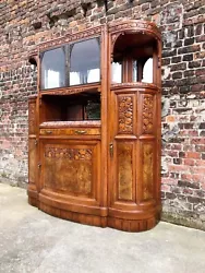 Poignées et pourtour des portes vitrées en métal. 4 clefs d’origine fonctionnelles. Marbre aux couleurs rares:...