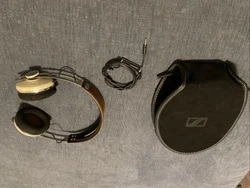 Sennheiser headphones, wired. Excellent condition, barely used. Incl. microphone and volume control on cable.