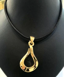 Bijoux créés en or 18 kt avec une technologie délectroformage avancée sur une base de résine. La nouvelle...