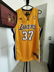 Brand: adidas VintageTeam: Los Angeles LakersPlayer: Ron Artest #37Sz MThis jersey is still in great condition and has...