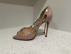 Elevate your shoe game with these stunning Christian Louboutin Delico 100 pumps. The open-toe design and slip-on...