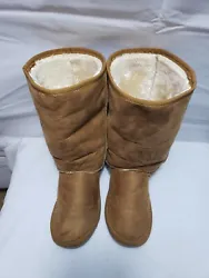 Ugg Boots Womans Size 7 Knee Hi Snow Boots Hardly Worn Preowned..  No stains or rips. Acceptable Condition.