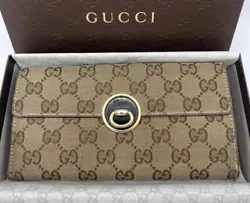 Add a touch of luxury to your style with this authentic Gucci wallet. Made of high-quality leather and canvas with a GG...