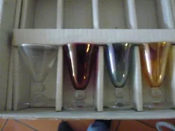 Coffret 4 Verres à pieds Vintage coloris différents - Vallérysthal VP Portieux. - le verre blanc est un peu...