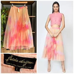 Pleated tulle fabric. Waist: 32