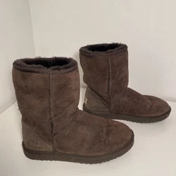 UGG CLASSIC SHORT CHOCOLATE SUEDE SHEEPSKIN BOOTS Size 8.