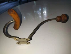 Porte  manteau ancien  bon état    HAUTEUR 27 cm. LARGEUR. 11 cm