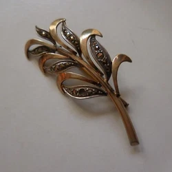 Objet de collection unique à saisir en l’état : estampille GL dessous la broche. Matières : plaqué or + pierres...