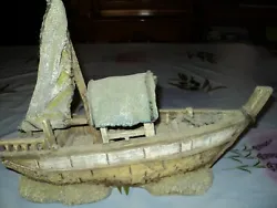 Décoration daquarium bateau style jonque 34 cm de long 28 cm de haut 11 cm de profondeur.