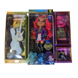 She is a bold glam rocker with rainbow touches to create her own iconic look. What’s included – fashion doll, 2...