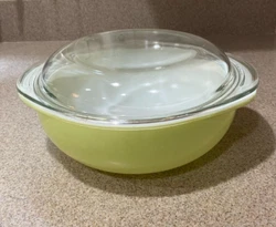 Pyrex lime green 2-quart round baking dish bowl casserole with clear glass lid #024. No cracks or chips.  Thanks for...