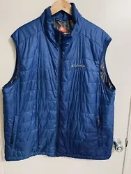 Elevate your outdoor look with this Columbia puffer vest in size XL. It features a stand-up collar and a full zip...