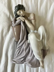 Gorgeous lladro circa 1990s. See markings. Excellent condition with no flaws. Measures approximately 10 x 6 x 6 inches.