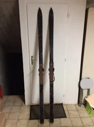 Anciens Skis en Bois 210cm à farter avec fixations /Montagne Chalet Neige Déco.Skis vendus dans leur jus;Fixation...