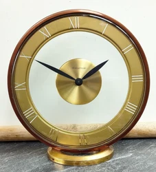 Belle pendulette Jaeger-Lecoultre en très bon état. Des années 60. Le colis sera renforcé. VEUILLEZ EN TENIR COMPTE.