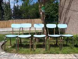 Vends un lot de 5 chaises en formica bleu ciel datant environ de la fin des années 50 et du début des années 60 à...