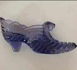 Vintage Fenton~ Purple Shoe Daisy and Button Pattern Cat Head Stamped.