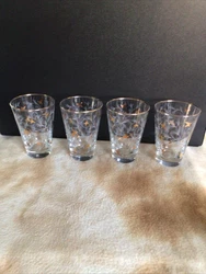 This is a set of 4 vintage Libbey Royal Fern Gold Leaf Pattern Tumbler Glassware. They measure approximately 5” tall....