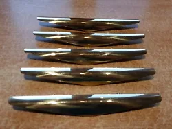 Voici 5 poignées coquilles de tiroir art déco, design. elles sont en laiton. Longueur : 22 cm. Hauteur : 2,5 cm....