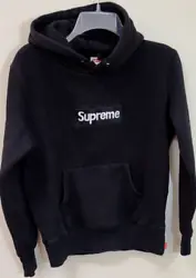 This black Supreme hoodie is perfect for any skater or hip hop enthusiast. Made of pre-shrunk cotton, it features the...