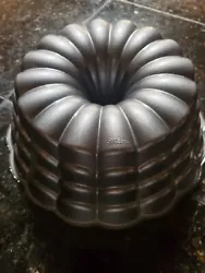 Wilton Dimensions Belle Bundt Pan.  Comes with insert. Never used.