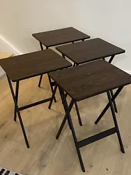 4 ROSEWOOD GRAIN FORMICA TOP FOLDING TABLES AND STAND.CONDITION; VERY GOOD. SMALL CHIP TO WOOD STAND. TOPS ARE VERY...