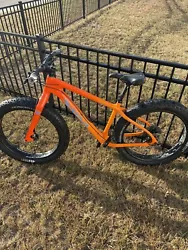 This Salsa Beargrease Carbon Medium Fat Bike is a high-quality option for any cycling enthusiast. With its 27.5-inch...