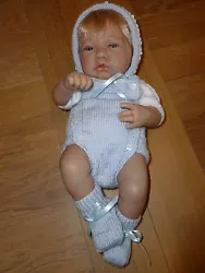 Tricot fait main réalisé a la main avec de la laine layette pour votre bébé reborn ,poupon, poupée. envoie rapide...